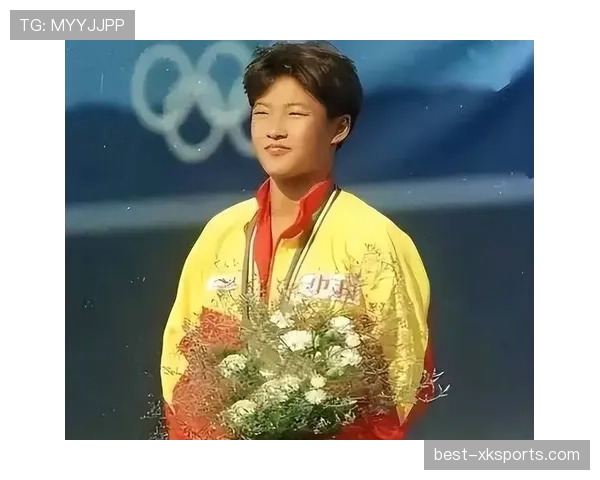 伏明霞出街像是随身带着银行，看看她包里的牌子我就怀疑人生