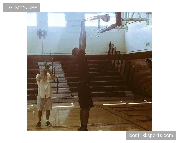手臂自然位置 vs 扩大防守面积:手球判罚的关键界限 手臂自然位置 vs 扩大防守面积:手球判罚的关键界限
